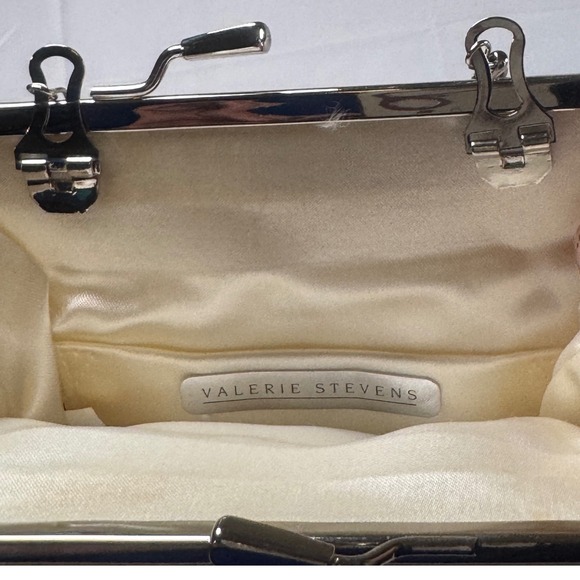 Valerie Stevens Ivory Embroidered Floral Clutch Evening‎ Bag Chain Strap